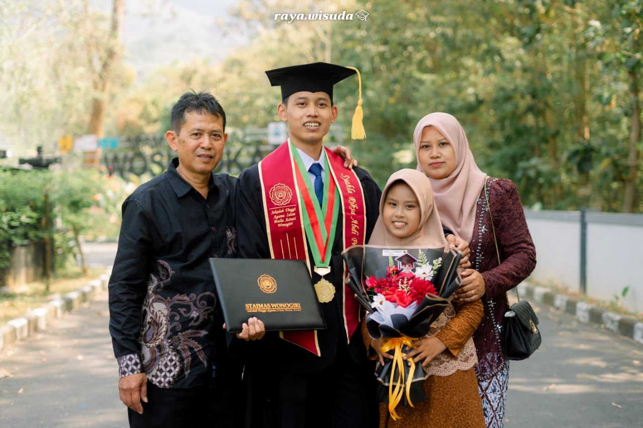 Dari Jualan Cireng hingga Jadi Lulusan Terbaik, Kisah Inspiratif Syahla Riksa Harumkan Prodi HTN STAIMAS Wonogiri