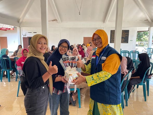 Mahasiswa KPM Staimas Wonogiri Bagikan Buku Dan Workshop Buat Buket Di Kelurahan Mojopuro - Berita Wonogiri