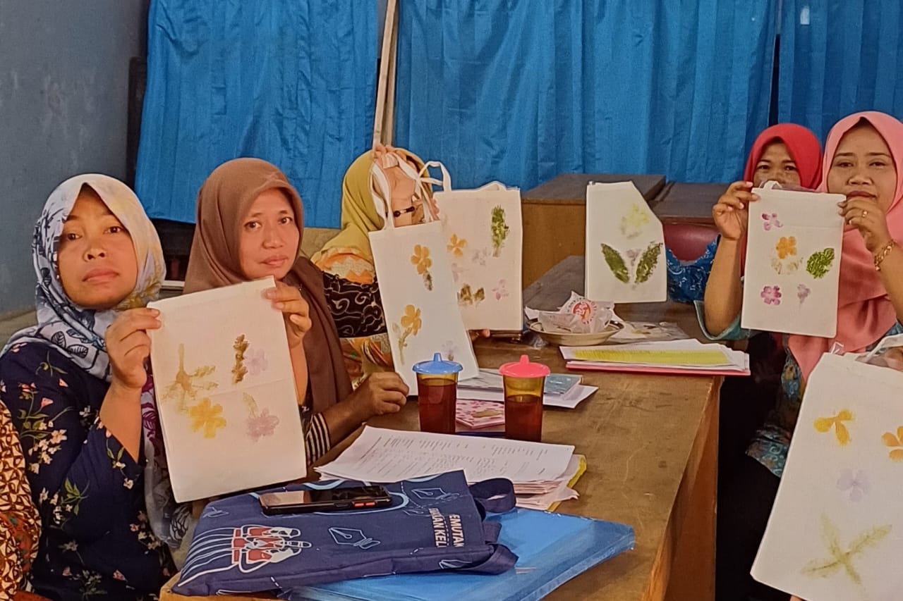 Buka Peluang Usaha Baru untuk Ibu-ibu, Mahasiswa KPM STAIMAS Selanggarakan Pelatihan Ecoprint di Semagar