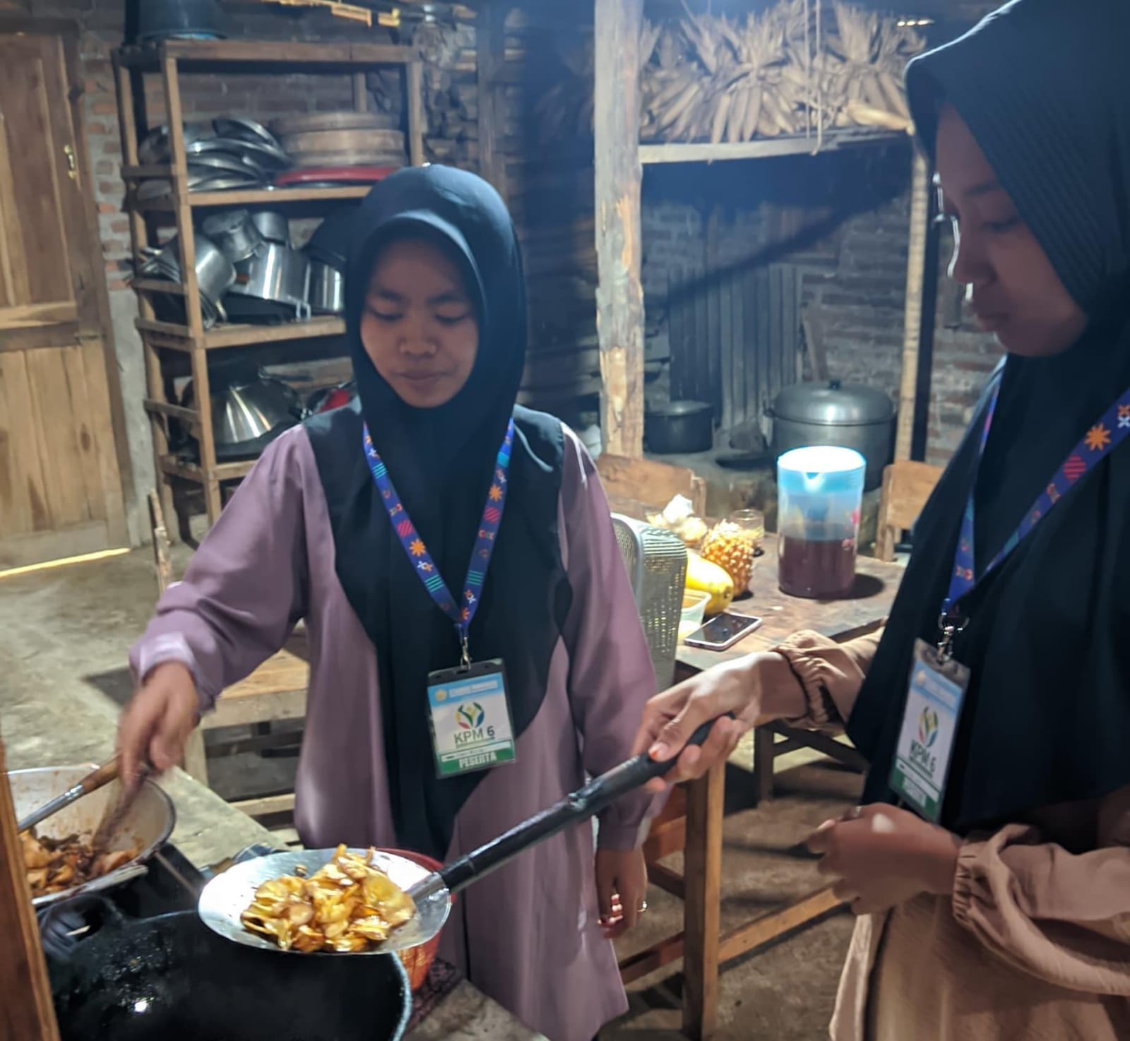 Bangun Semangat Kewirausahaan, Mahasiswa KPM STAIMAS Produksi Kripik Singkong Berbasis Potensi Lokal di Lemahbang