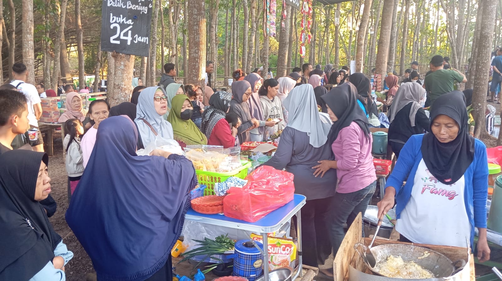 Mahasiswa Kelompok 1 KPM Staimas Wonogiri Turut Promosikan Peken Gurih Belik Bening, Ratusan Warga Padati Wisata Kuliner di Kajar