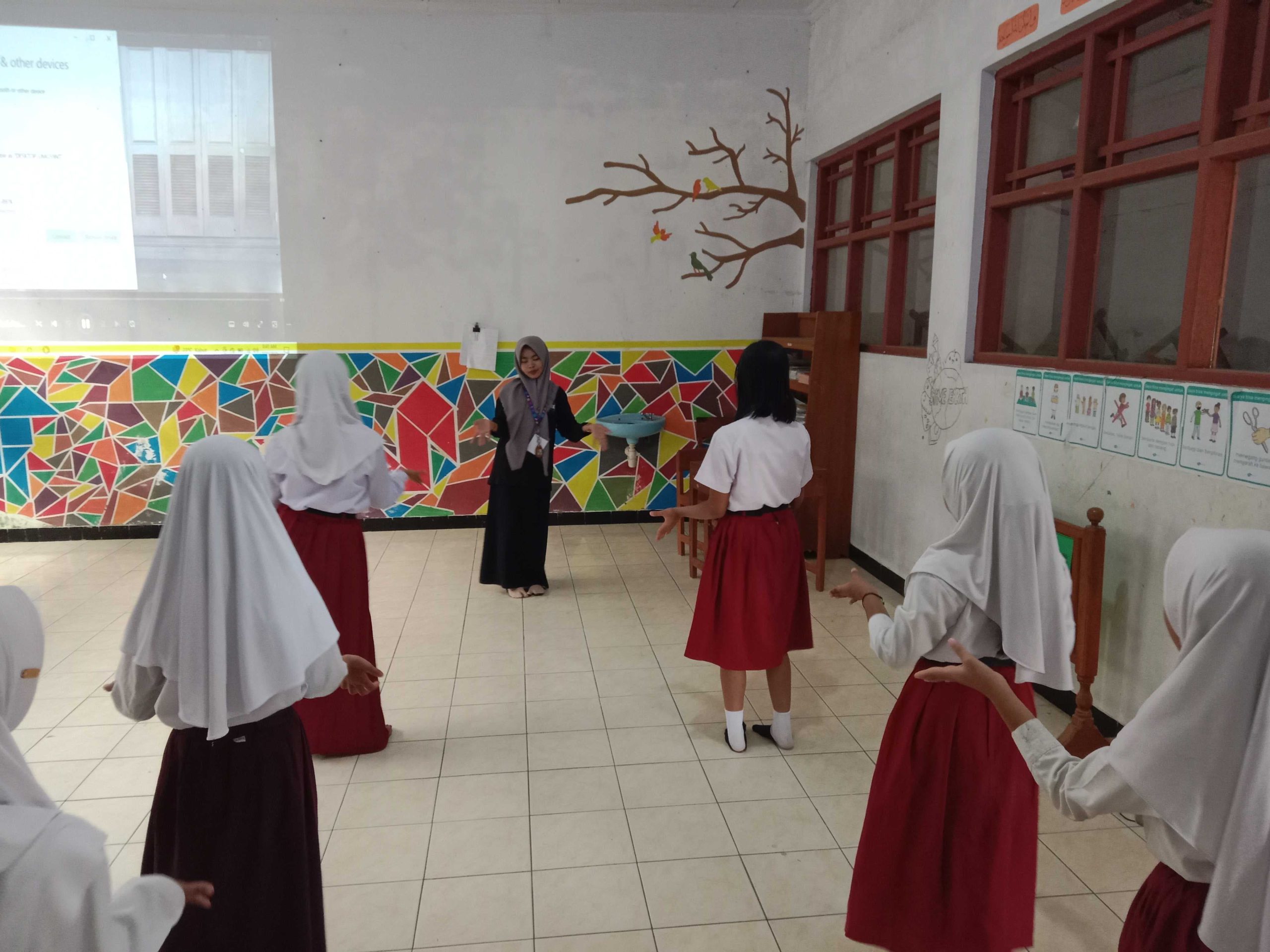 Mahasiswa KPM 6 STAIMAS Berikan Les Tari di SDN 3 Lemahbang, Berikut ini Manfaatnya