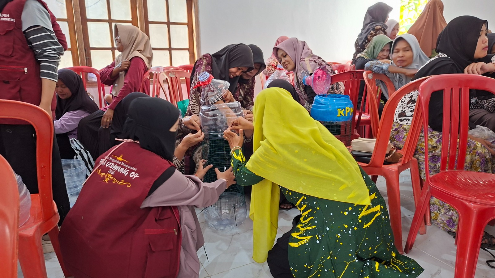 PKK Desa Gedawung dan Mahasiswa KPM STAIMAS Ubah Barang Bekas Menjadi Tong Sampah